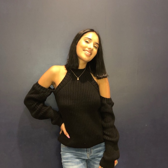 🖤High neck cold shoulder black sweater 🖤 - Picture 2 of 4